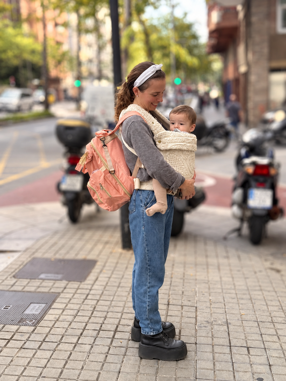 Paloma Gual con su bebé paseando por Barcelona