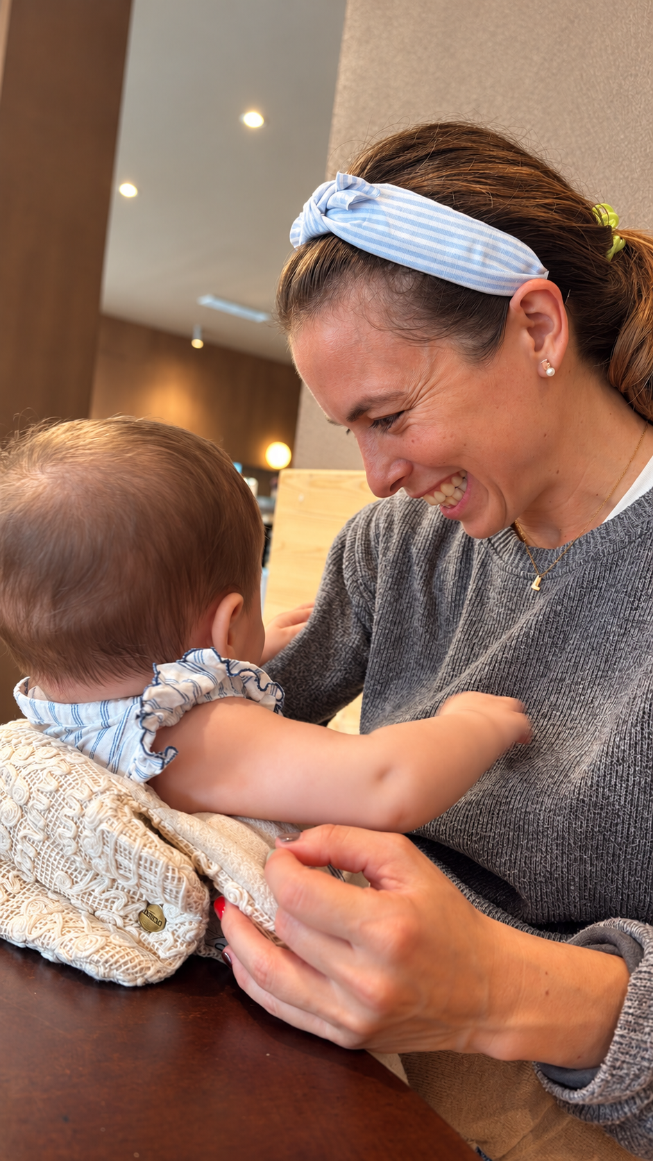 Paloma Gual con su bebé en una cafetería